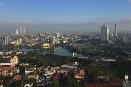 Sri Lanka, province de l'ouest, district de Colombo, Colombo, le centre ville avec le quartier de Fort à gauche en arrière plan et le lac South Beira au premier plan
