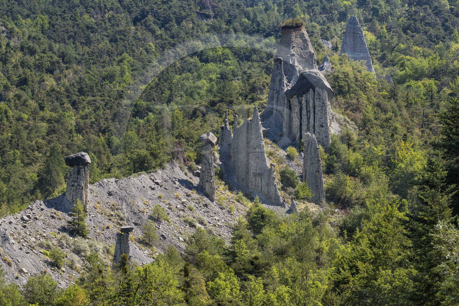 France, Hautes Alpes (05), Le Sauze-du-Lac, les Demoiselles Coiffées de Pontis au dessus du lac de Serre-Ponçon (vue aérienne)