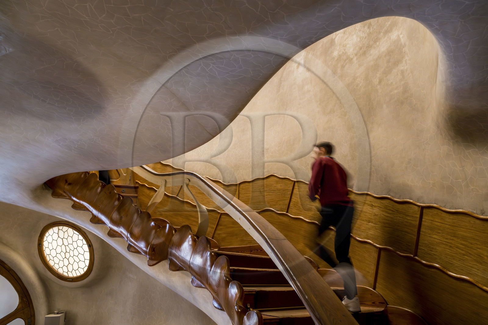 Espagne, Catalogne, Barcelone, quartier de l'Eixample, Passeig de Gracia, Casa Batllo de l'architecte du modernisme catalan Antoni Gaudi, site classé au Patrimoine Mondial de l'UNESCO, escalier principal qui rappelle la colonne vertébrale d'un monstre