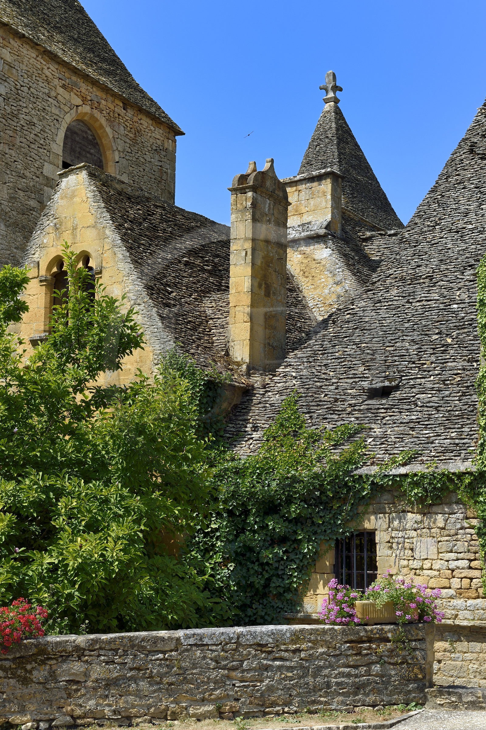 France, Dordogne (24), Périgord Noir, Saint-Geniès, le chateau du XVème siècle et l'église Notre-Dame de l'Assomption