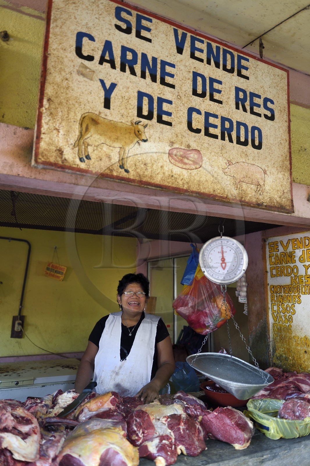 Nicaragua, Leon, marché du quartier de Sutiaba, étal de viande