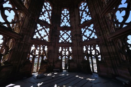 France, Bas-Rhin (67), Strasbourg, vieille ville classée au Patrimoine Mondial de l'UNESCO, la cathédrale Notre-Dame, vue de l'intérieur de la flèche depuis le haut de la tour octogonale (niveau 100m), elle est équipée de huit escaliers extérieurs cachés dans cette dentelle de pierre au dessin complexe de pyramide à huit pans