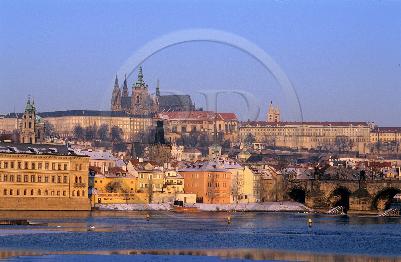 République Tchèque, Prague, le Pont Charles sur la Vltava devant le quartier de Mala Strana et la cathédrale Saint Guy dans le château