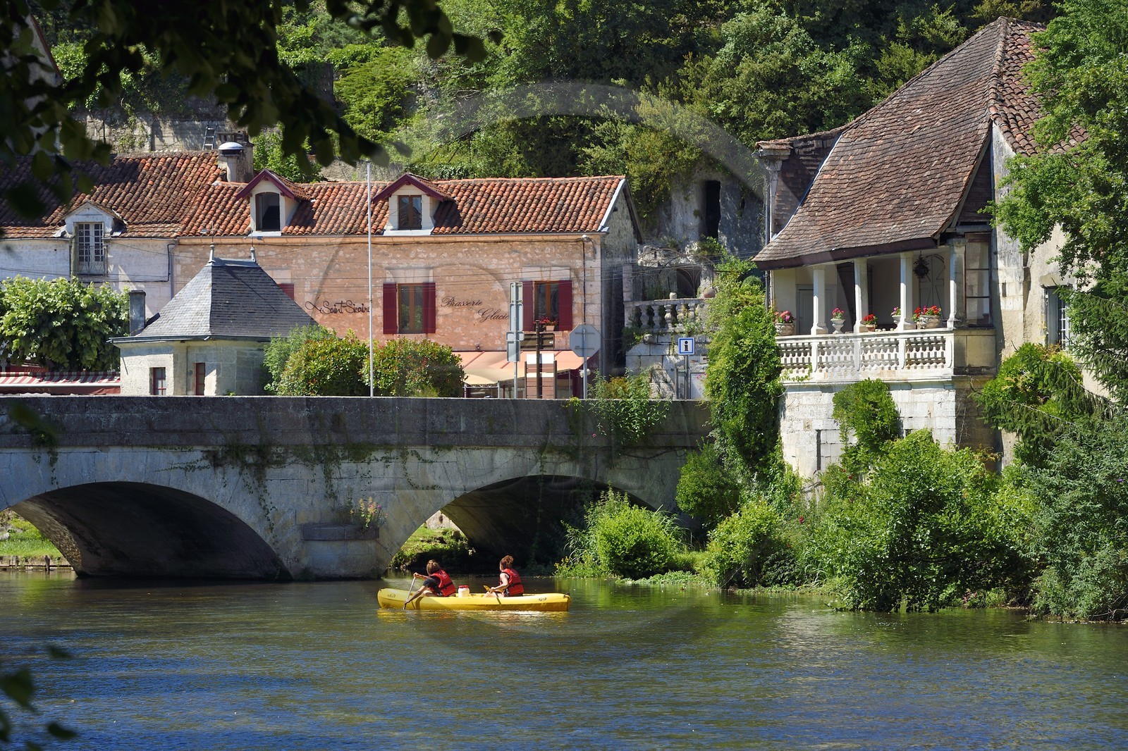 France, Dordogne (24), Brantôme, pont des Barris, canoé sur la Dronne
