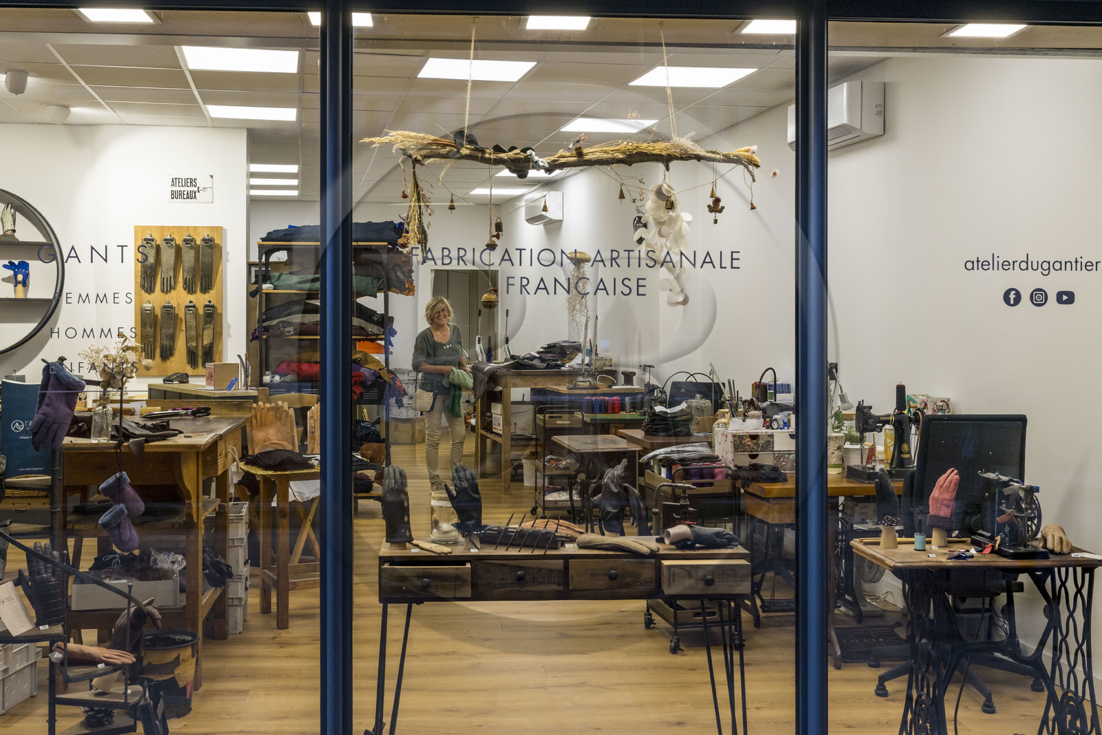 France, Aveyron, Millau, shop and workshop of L'Atelier du Gantier, manufacturer of leather gloves