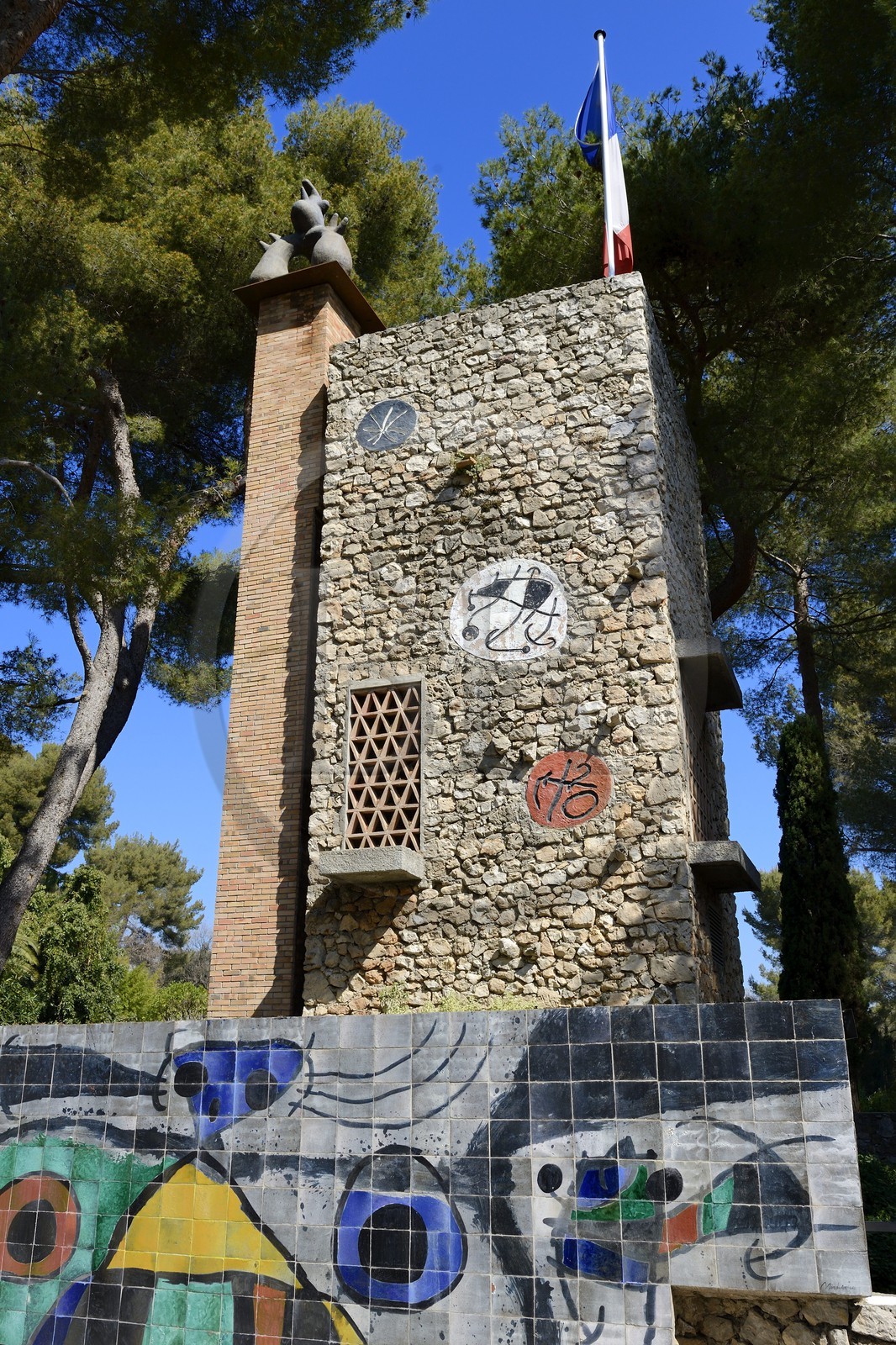 France, Alpes-Maritimes (06), Saint Paul de Vence, Fondation Maeght, musée d'art contemporain, labyrinthe Miro