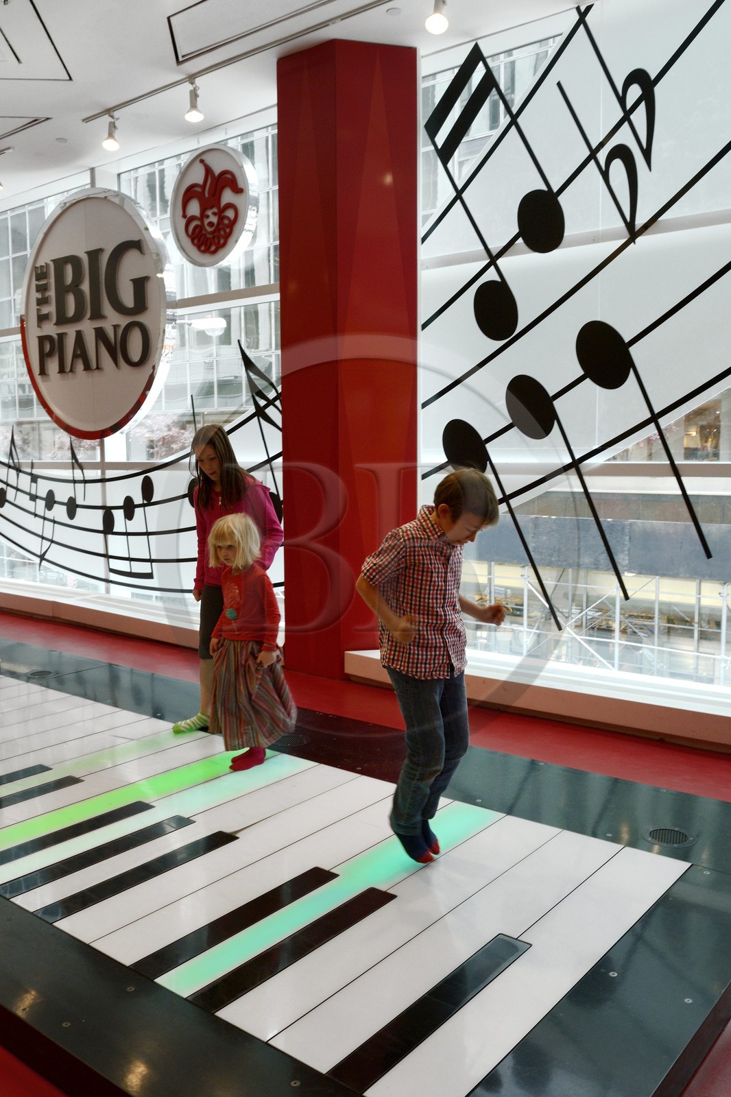 United States, New York, Manhattan, the largest toy store in the world FAO Schwarz on 5th Avenue, the giant piano