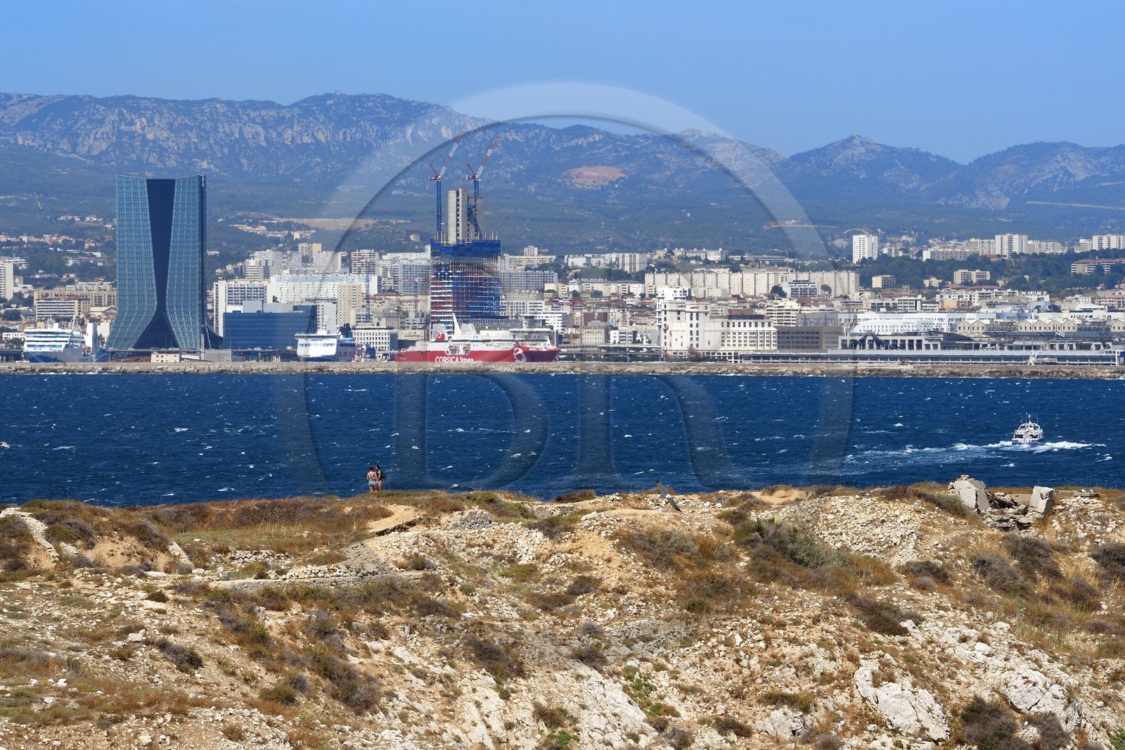 France, Bouches-du-Rhône (13), Marseille, Parc National des Calanques, Archipel des Iles du Frioul, Ile Ratonneau au premier plan, Grand Port Maritime de Marseille et la tour CMA CGM