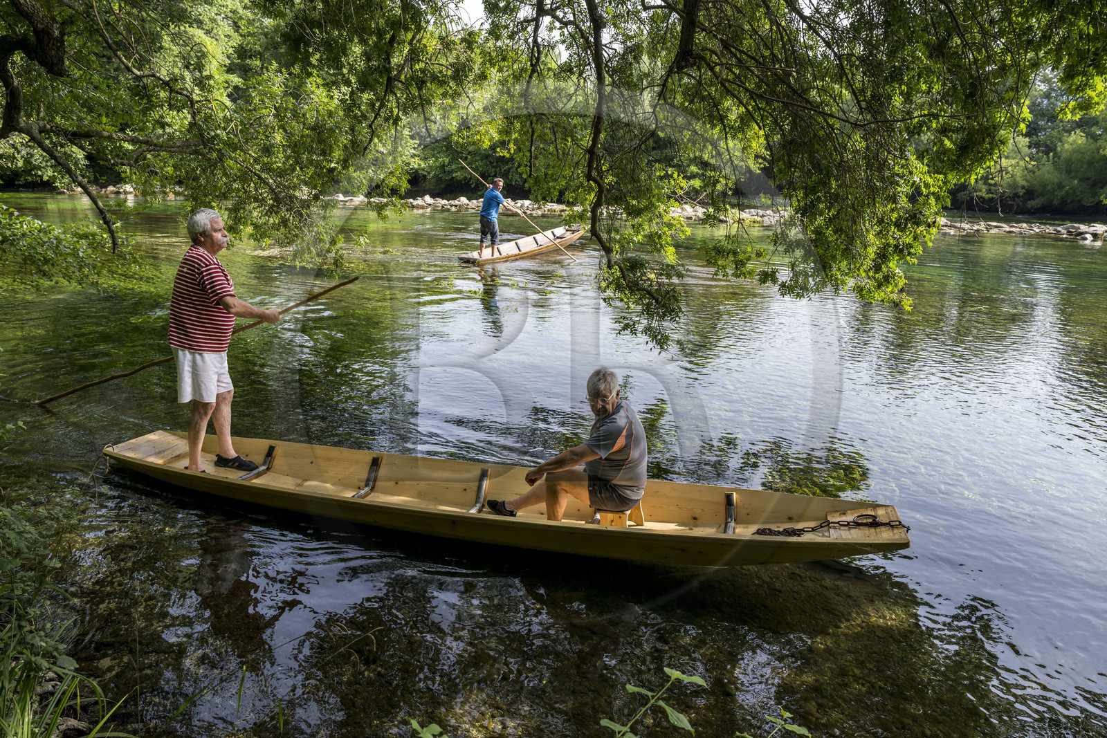 France, Vaucluse (84), L'Isle-sur-la-Sorgue, Alain Pretot membre de la confrérie des pêcheurs les Pescaïres de la Sorgue naviguant sur la Sorgue sur une barque à fond plat appelée Nègo Chin