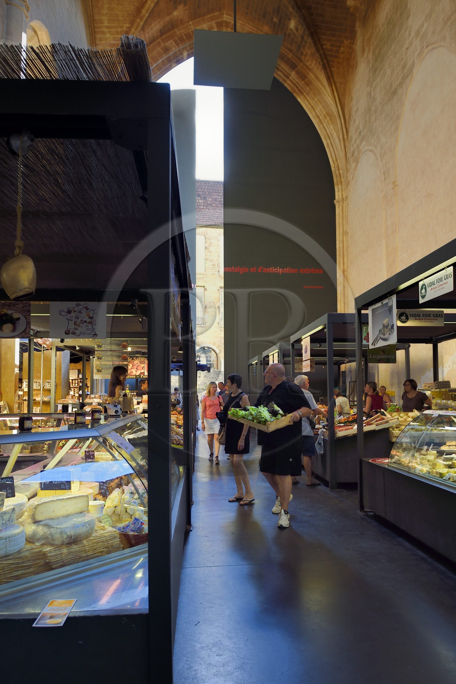 France, Dordogne (24), Périgord Noir, vallée de la Dordogne, Sarlat-la-Canéda, Place de la Liberté, porte de l'église Sainte-Marie reconvertie en marché couvert et espace culturel par l'architecte Jean Nouvel, Architecte Jean Nouvel, Mention obligatoire
