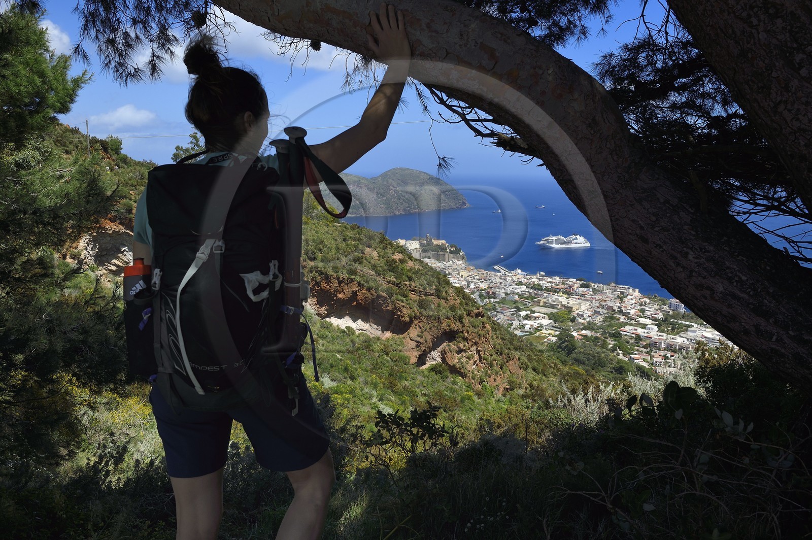 Italie, Sicile, iles Eoliennes, classées Patrimoine Mondial de l'UNESCO, Ile de Lipari, Lipari, randonneur observant Lipari dominé par sa citadelle