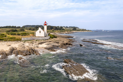 France, Morbihan (56), Ile de Groix, Locmaria, réserve naturelle géologique François Le Bail, le phare de la Pointe des Chats (vue aérienne)