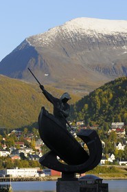 Norvège, Troms, ville de Tromso, statue de pêcheur de baleine