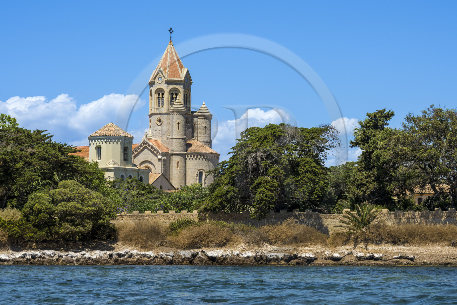 France, Alpes-Maritimes (06), Cannes, Iles de Lérins, Ile de Saint-Honorat, Abbaye de Lérins, l'église abbatiale du monastère