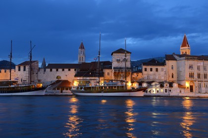 Croatie, Dalmatie, côte dalmate, Trogir, centre historique classé Patrimoine Mondial de l'UNESCO, Couvent bénédictin St Nicolas dont on apercoit le clocher au centre et la Cathédrale Saint Laurent de Trogir à droite