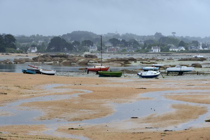 France, Cotes-d'Armor, Cote de Granit Rose (the Pink Granite coast), Tregastel, boat stranded at low tide
