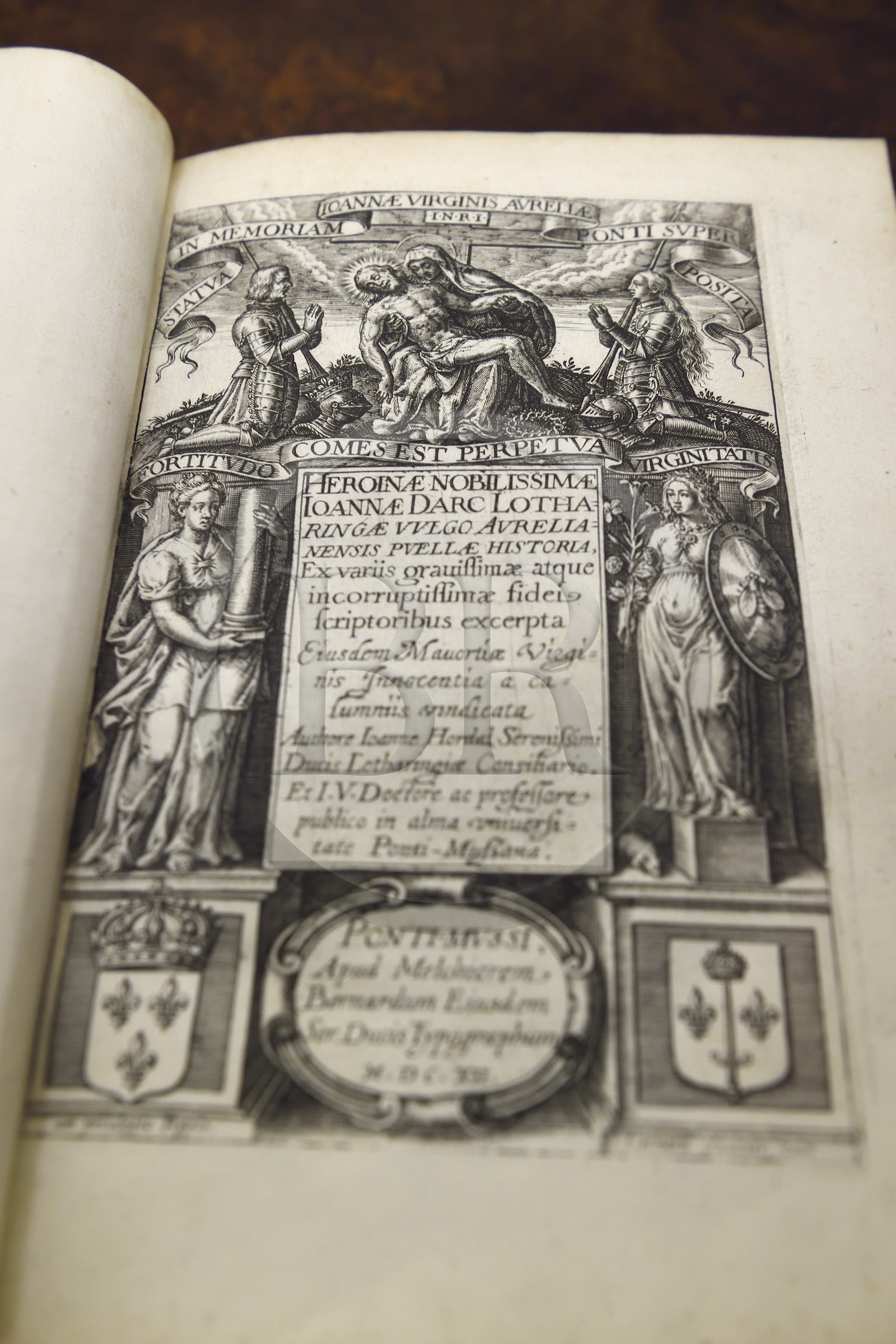 France, Seine-Maritime (76), Rouen, le palais archiépiscopal, musée Historial Jeanne d'Arc, premier livre consacré à l'histoire de Jeanne d'Arc publié en latin en 1612 par Jean Hordal