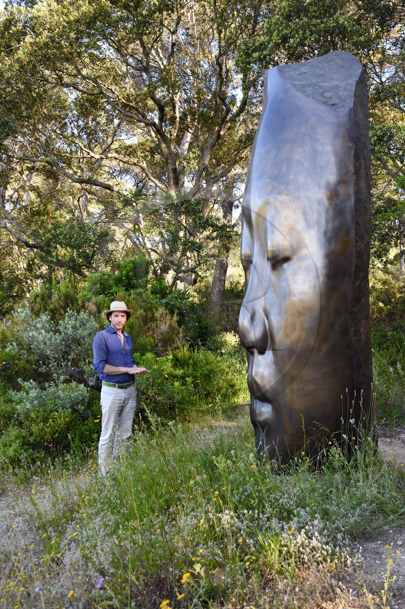 France, Var (83), Iles d'Hyères, parc national de Port Cros, Ile de Porquerolles, la Fondation Carmignac, une sculpture de Les trois alchimistes de Jaume Plensa, Charles Carmignac directeur de la Fondation Carmignac