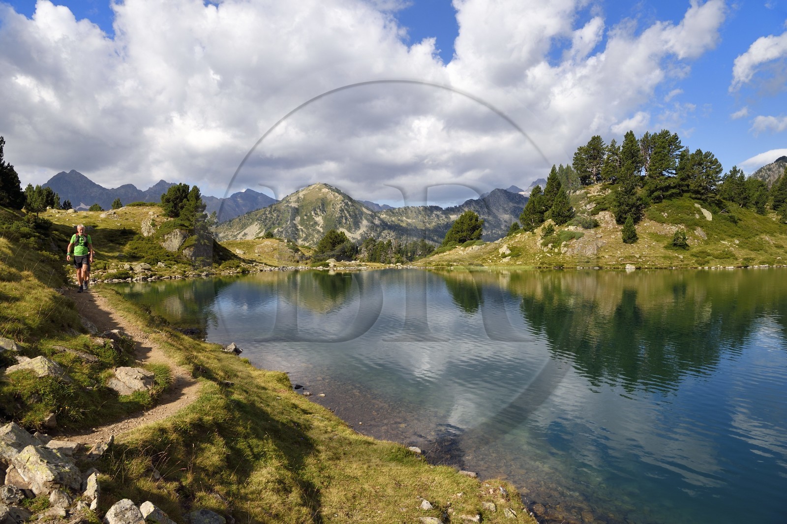France, Hautes-Pyrénées (65), Saint-Lary-Soulan et Vielle-Aure, randonnée sur une variante du GR10 entre le col de Portet et les lacs de Bastan en bordure de la réserve naturelle de Néouvielle, lac de Bastan inférieur