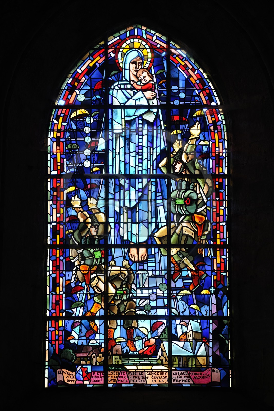 France, Manche (50), Cotentin, Sainte-Mère-Eglise, vitrail montrant la Vierge Marie entourée des parachutistes en souvenir du Débarquement du 6 juin 1944