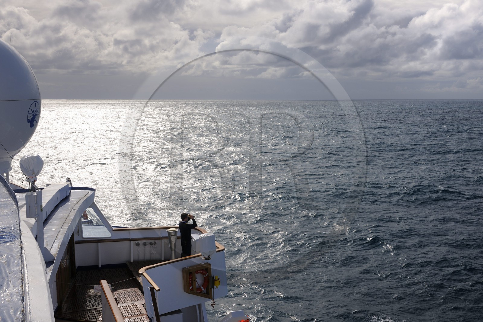 Islande, vers le Détroit du Danemark, à bord du bateau de croisière le Princess Danae, un officier scrute l'horizon