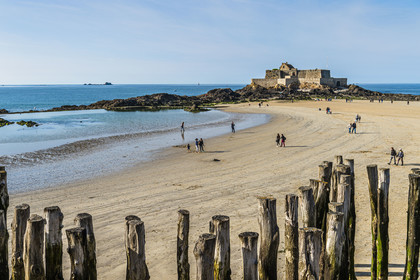 France, Ille et Vilaine, Cote d'Emeraude (Emerald Coast), Saint Malo, Fort National designed by Vauban and built by Siméon Garangeau from 1689 to 1693, Eventail beach at low tide with its wooden breakwaters