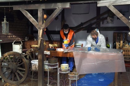 France, Bas-Rhin (67), Schiltigheim, intervention de deux ingénieurs de l’Agence nationale pour la gestion des déchets radioactifs (Andra) chez des particuliers pour enlever la radioactivité d’un modèle rare de fontaine au radium centenaire