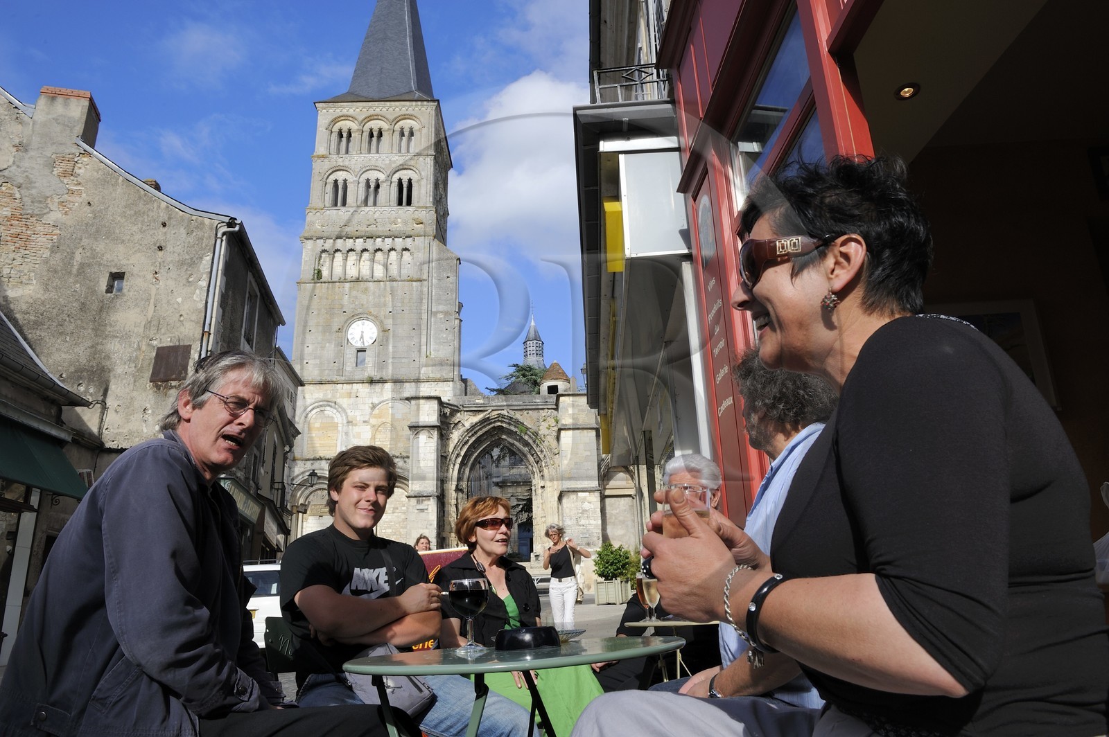 France, Nièvre (58), La Charité-sur-Loire, apéritif du soir au bar à vin l'Echanson pour les libraires sous le clocher Sainte Croix dans la rue du Pont