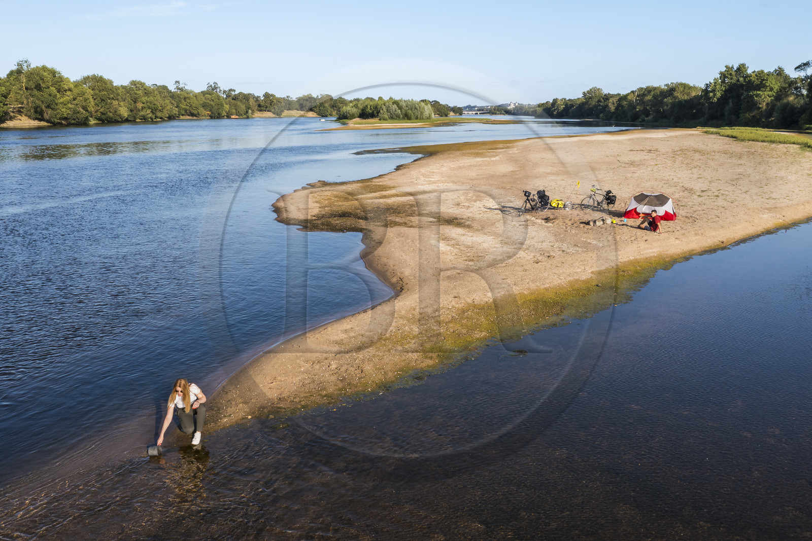France, Maine-et-Loire (49), vallée de la Loire classée au Patrimoine Mondial par l'UNESCO, randonnée à bicyclette le long des berges de la Loire, campement pour la nuit sur un des bancs de sable formant des îles sur la Loire (vue aérienne)
