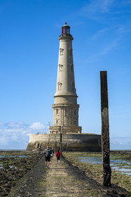 France, Gironde (33), le Verdon-sur-Mer, plateau rocheux de Cordouan à marée basse, phare de Cordouan, classé Patrimoine Mondial de l'UNESCO