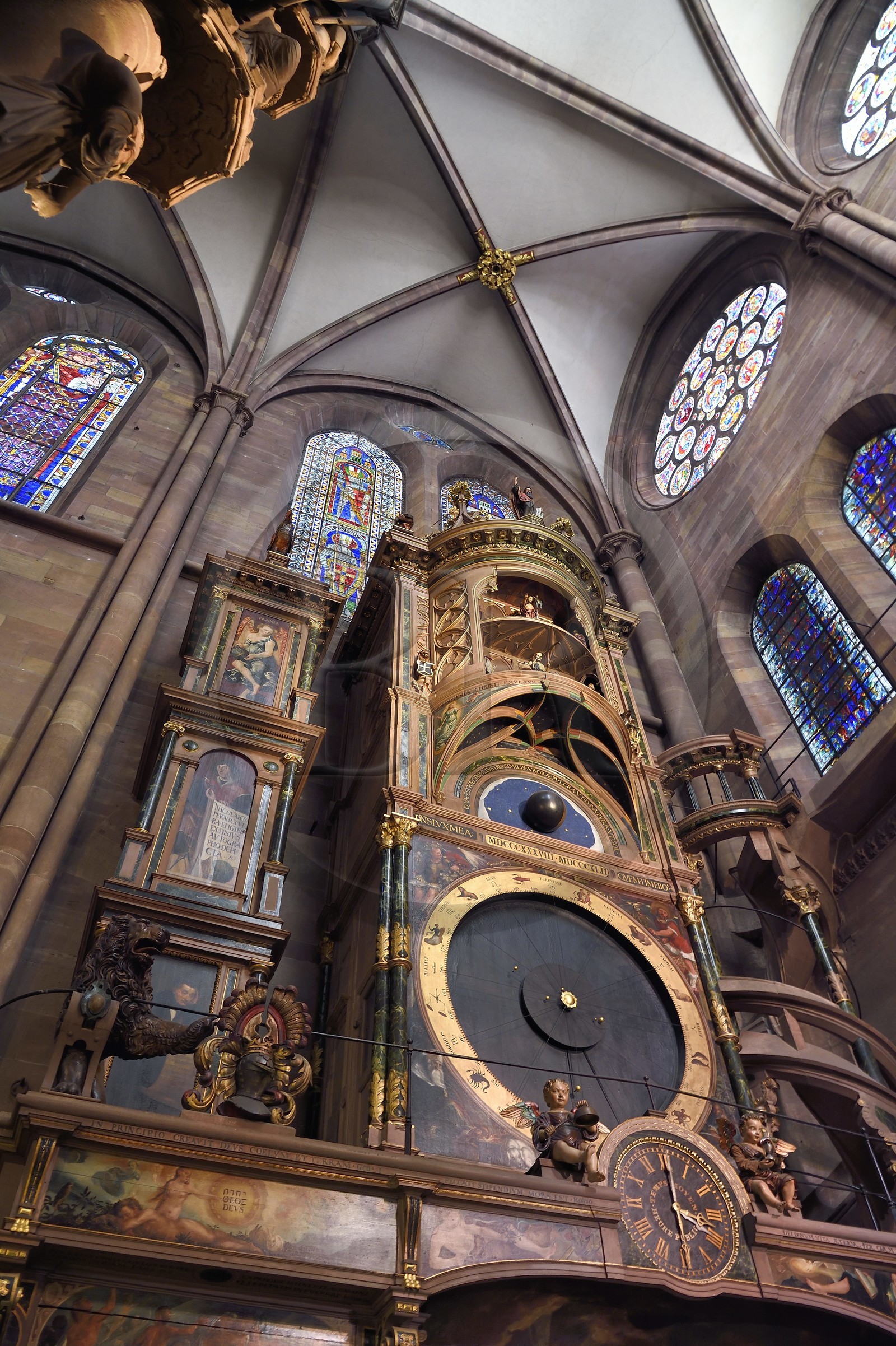 France, Bas-Rhin (67), Strasbourg, vieille ville classée au Patrimoine Mondial de l'UNESCO, la cathédrale Notre-Dame, bras sud du transept, l'horloge astronomique
