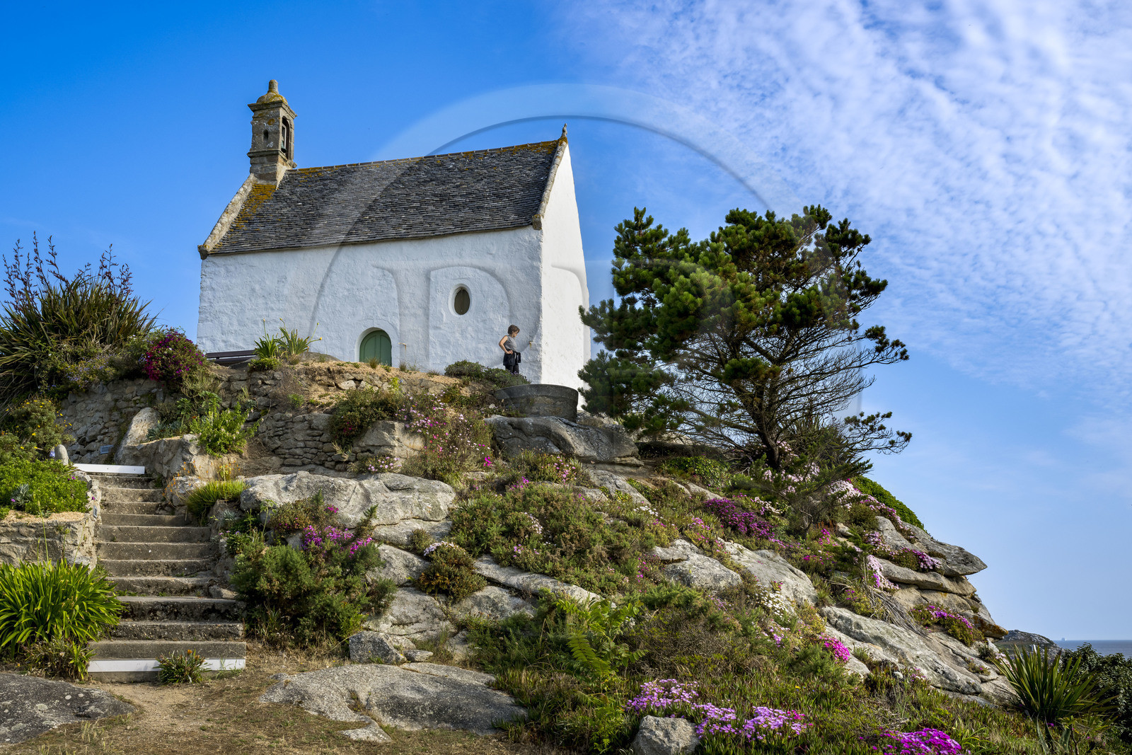 France, Finistère (29), Roscoff, étape sur le chemin de Grande Randonnée GR 34 ou sentier des douaniers, la chapelle Sainte Barbe à la Pointe de Bloscon