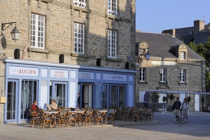France, Loire-Atlantique (44), Guérande, café et créperie sur la place de l'église