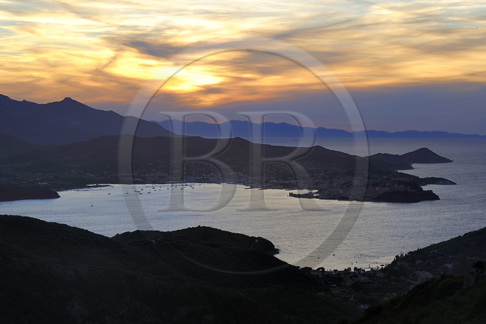 Italie, Toscane, Ile d’Elbe, la rade de Portoferraio au coucher de soleil