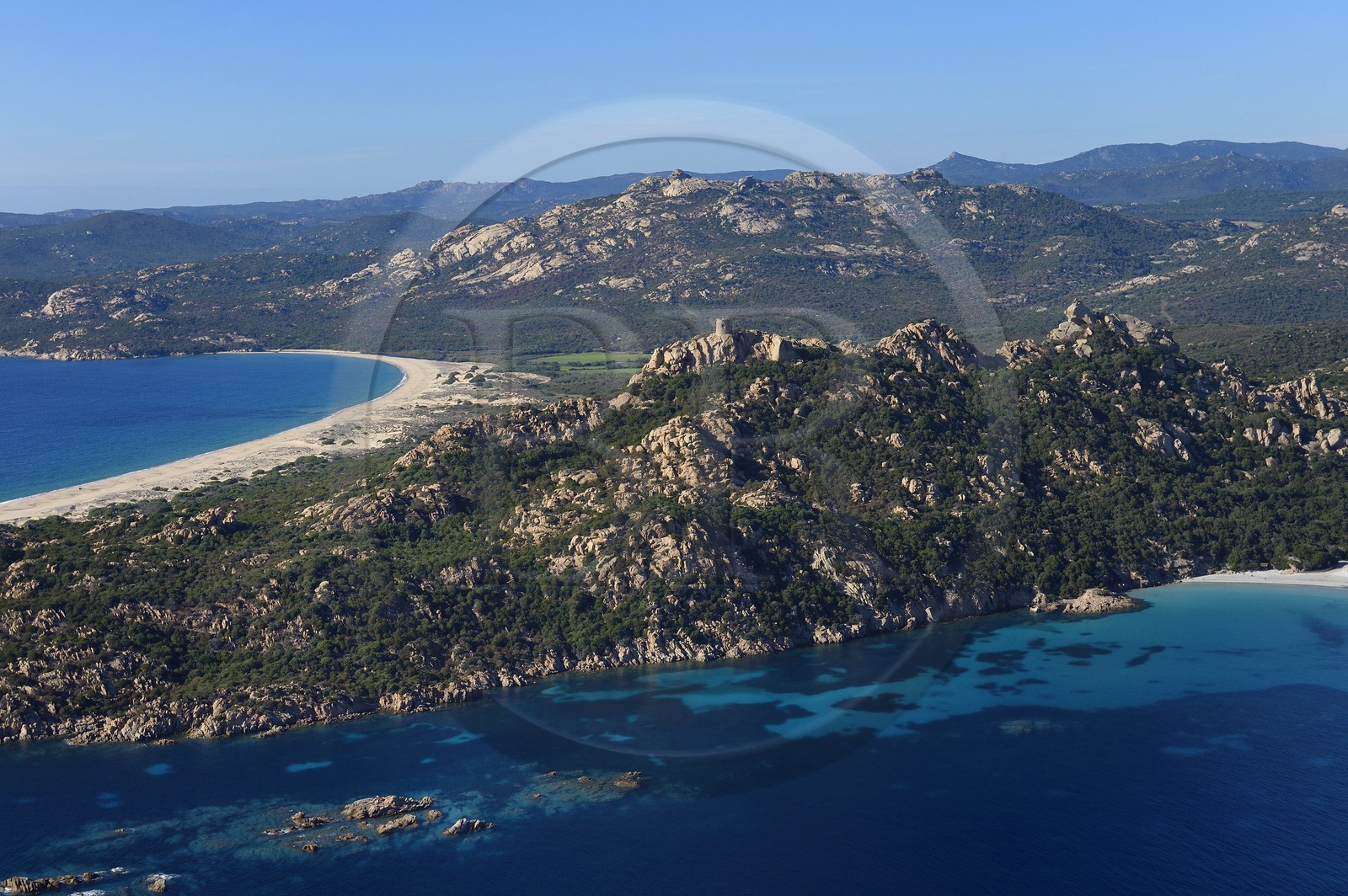 France, Corse-du-Sud (2A), le site naturel de Cala de Roccapina, la tour génoise de Roccapina et le rocher du Lion (vue aérienne)