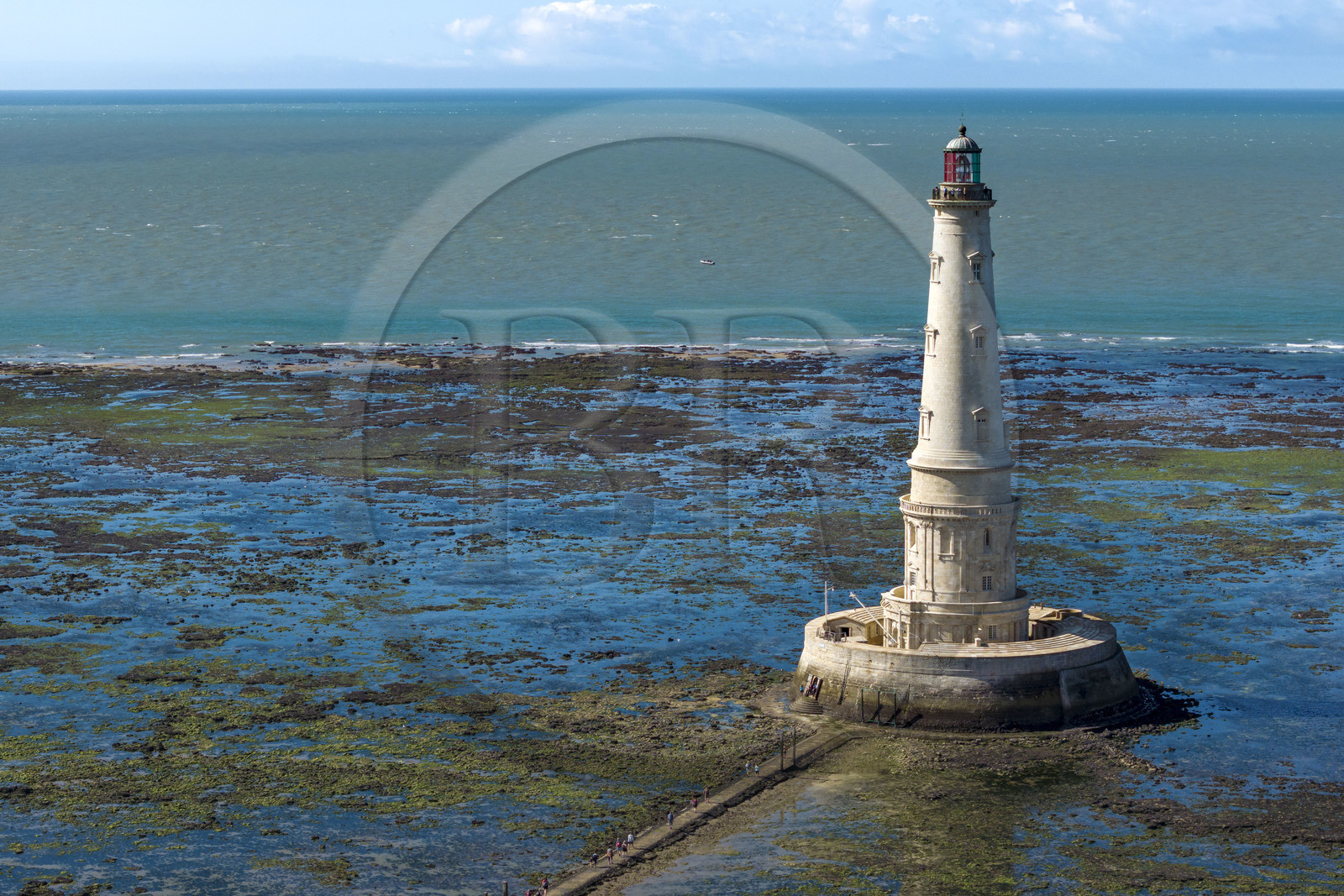 France, Gironde (33), le Verdon-sur-Mer, plateau rocheux de Cordouan à marée basse, phare de Cordouan, classé Patrimoine Mondial de l'UNESCO (vue aérienne)