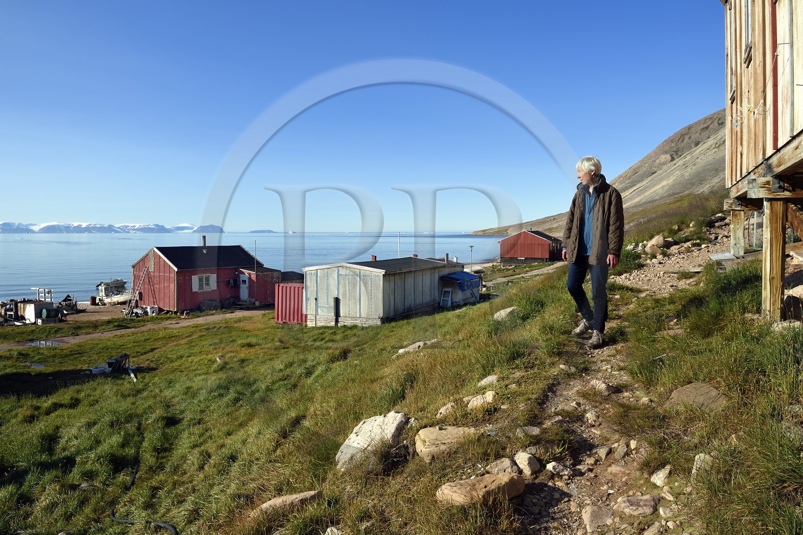 Groenland, cote Nord-Ouest, Murchison sound au nord de la baie de Baffin, Siorapaluk, village le plus septentrional du Groenland, la française Jocelyne Ollivier-Henry qui vit dans se village de 45 habitants au pied de sa maison