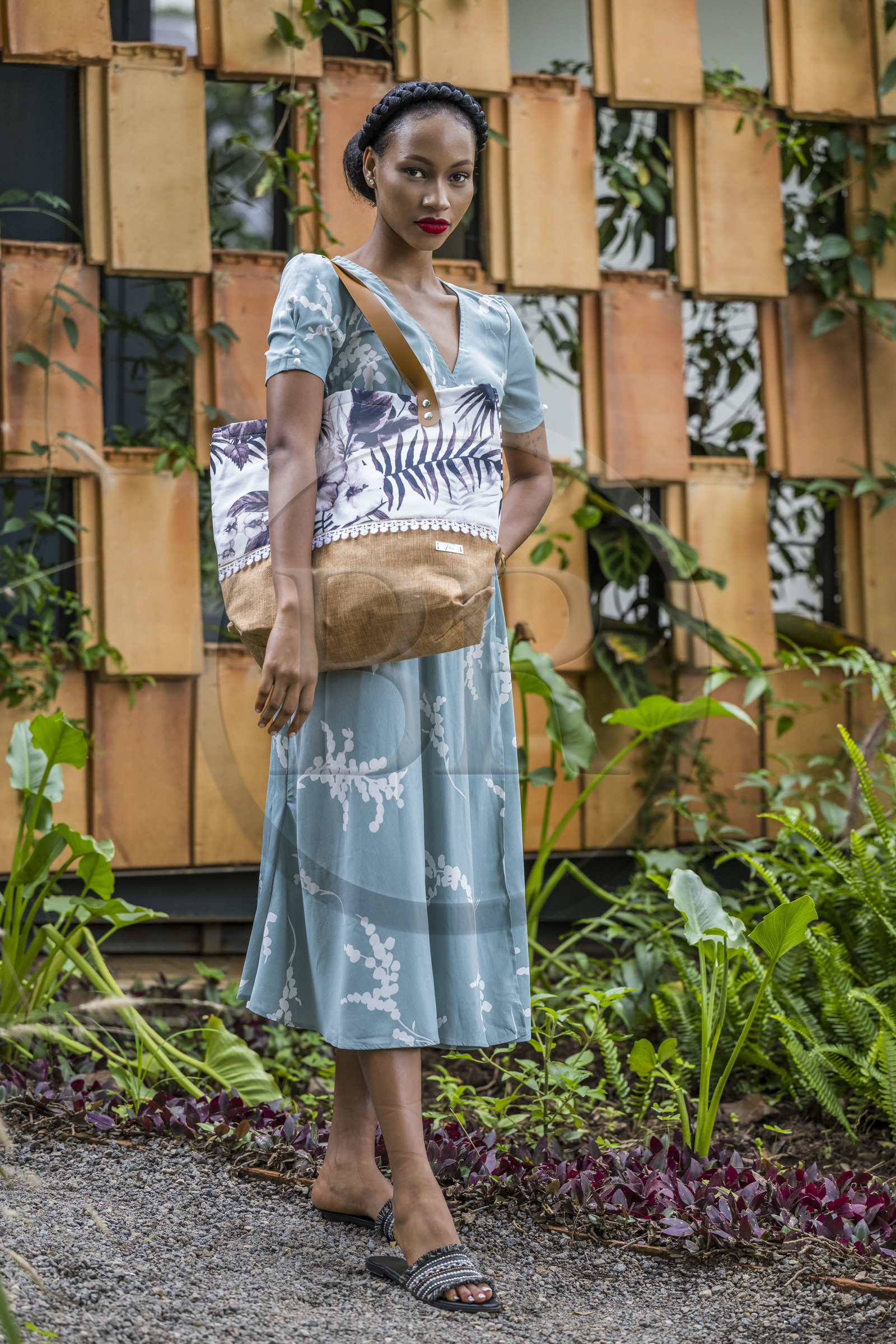 Rwanda, Kigali, Norrsken House Kigali, la mannequin Winnie Shema Tumusiime met en valeur la collection de sac de la marque Flove made in Rwanda