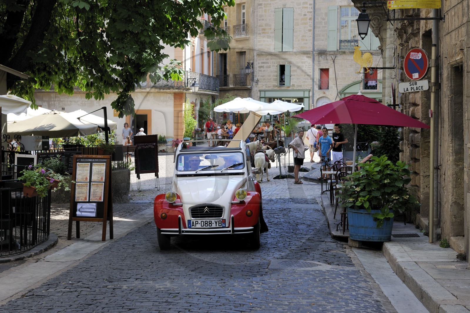 France, Hérault (34), Pézenas, vieille ville, une Deux-Chevaux Citroën