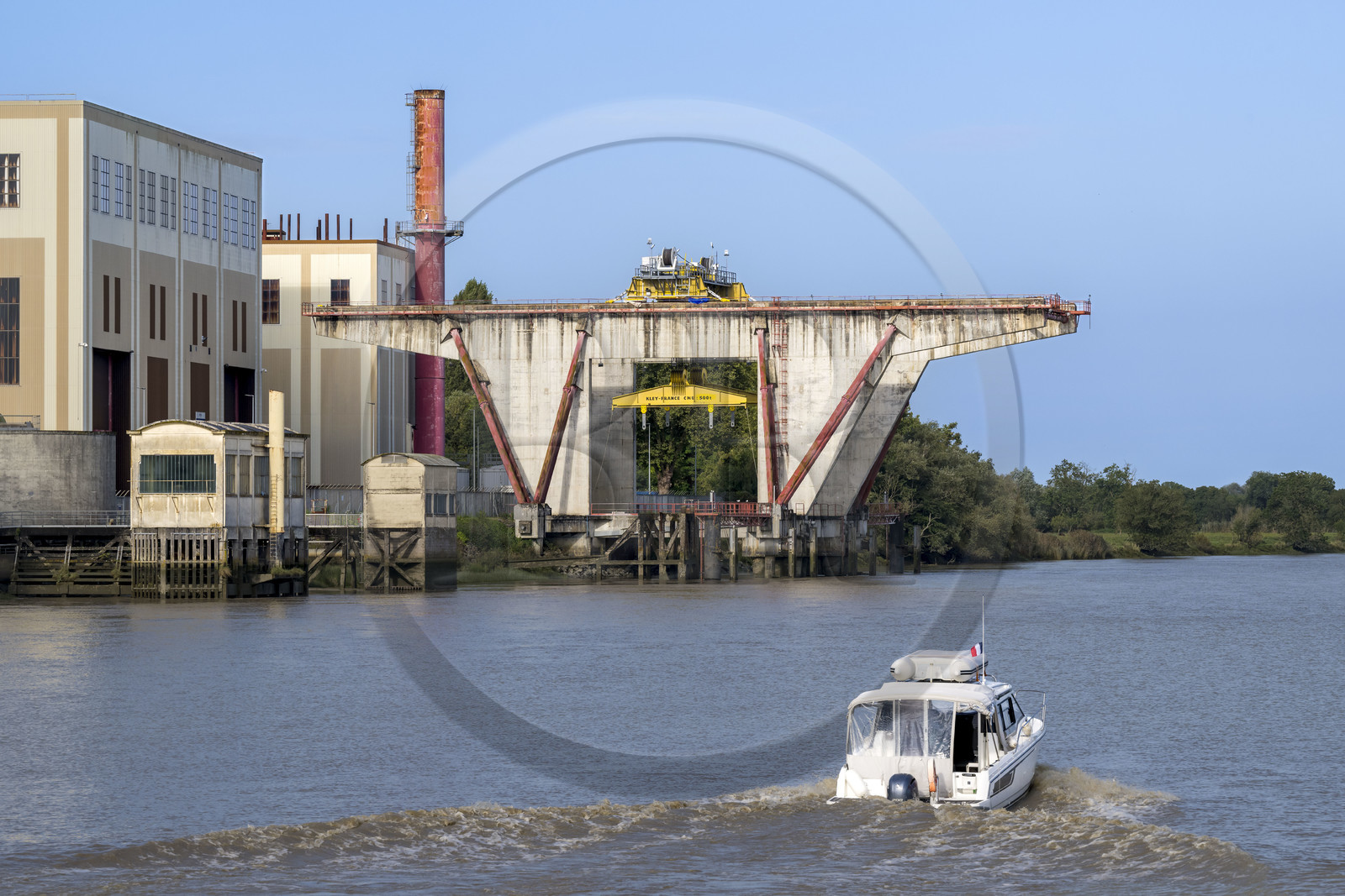 France, Loire-Atlantique (44), Indre, l'ancienne fonderie d'Indret occupée par l'Unité Propulsion de Naval Group sur les rives de la Loire