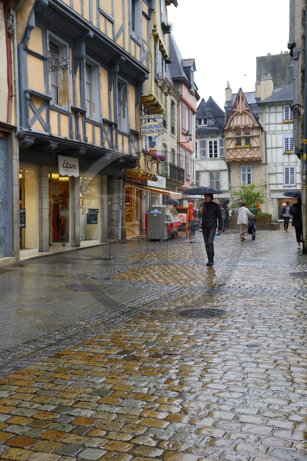 France, Finistère (29), Quimper, la rue Kéréon et la cathédrale Saint-Corentin