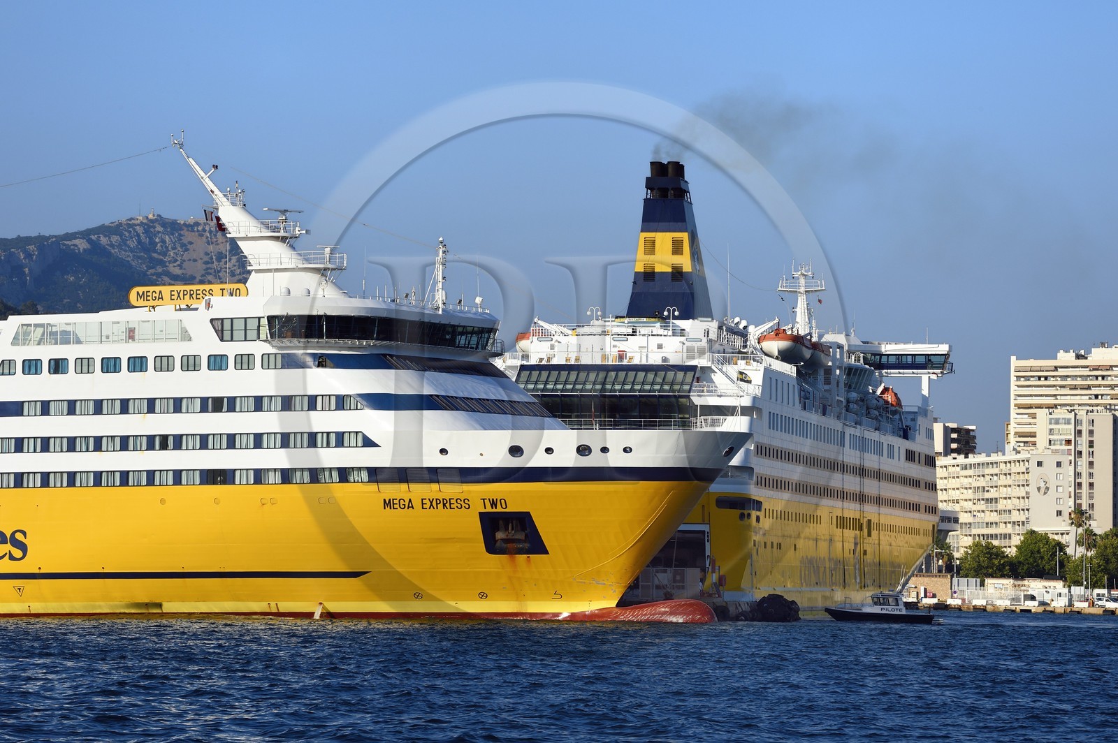 France, Var (83), Toulon, ferrys de Corsica Ferries dans le Port Marchand