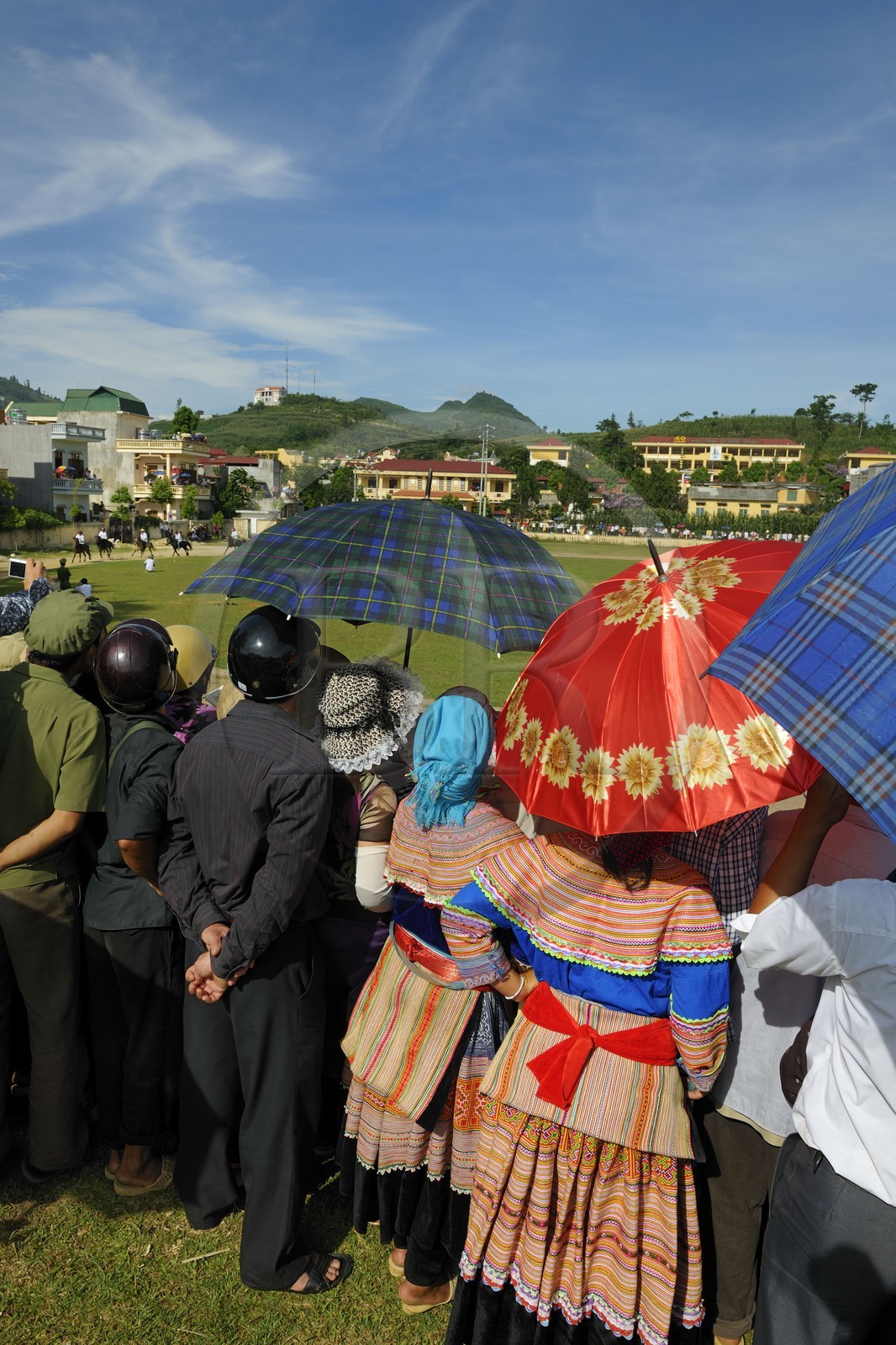 Vietnam, province de Lao Cai, Bac Ha, course annuelle de chevaux et deux femmes de la minorité Hmong Fleur au premier plan
