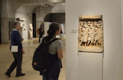 France, Rhône (69), Lyon, site historique classé Patrimoine Mondial de l'UNESCO, colline de Fourvière, musée gallo-romain de Fourvière, légionnaires romains sur un bas-relief provenant du site de Glanum datant de 130 de notre ère