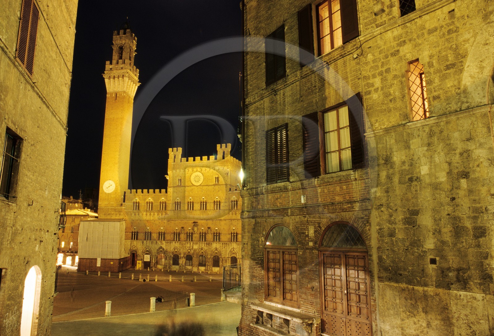 Italie, Toscane, Sienne, la tour de Mangia et le Palazzo Pubblico sur la Piazza del Campo
