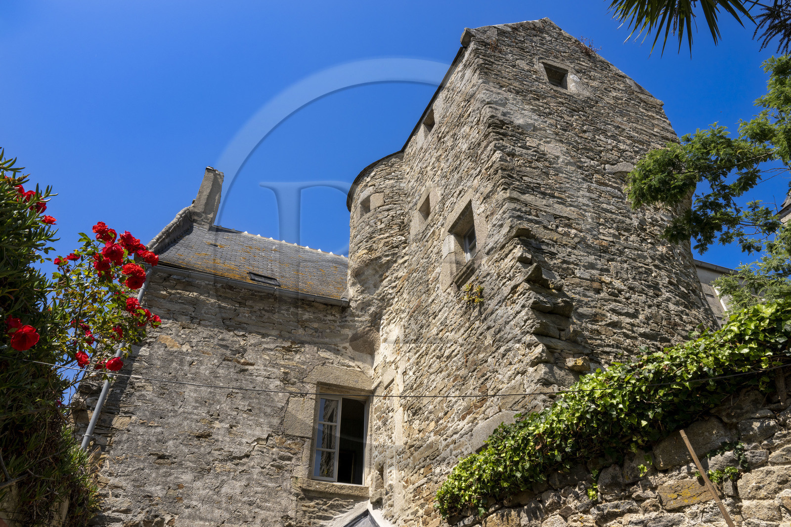 France, Finistère (29), Roscoff, maison d'armateur de la rue Armand Rousseau dite de la Porte Noire construite à la fin XVIème siècle par les frères James et appartenant aujourd'hui à Christian Kulig, tour fortifié à l'arrière sur les anciens remparts