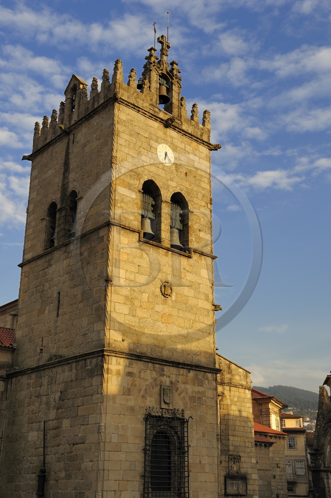 Portugal, région du Minho, Guimaraes, ville classée Patrimoine Mondial de l' UNESCO, Eglise conventuelle de Nossa Senhora Da Oliveira sur la place Largo da Oliveira