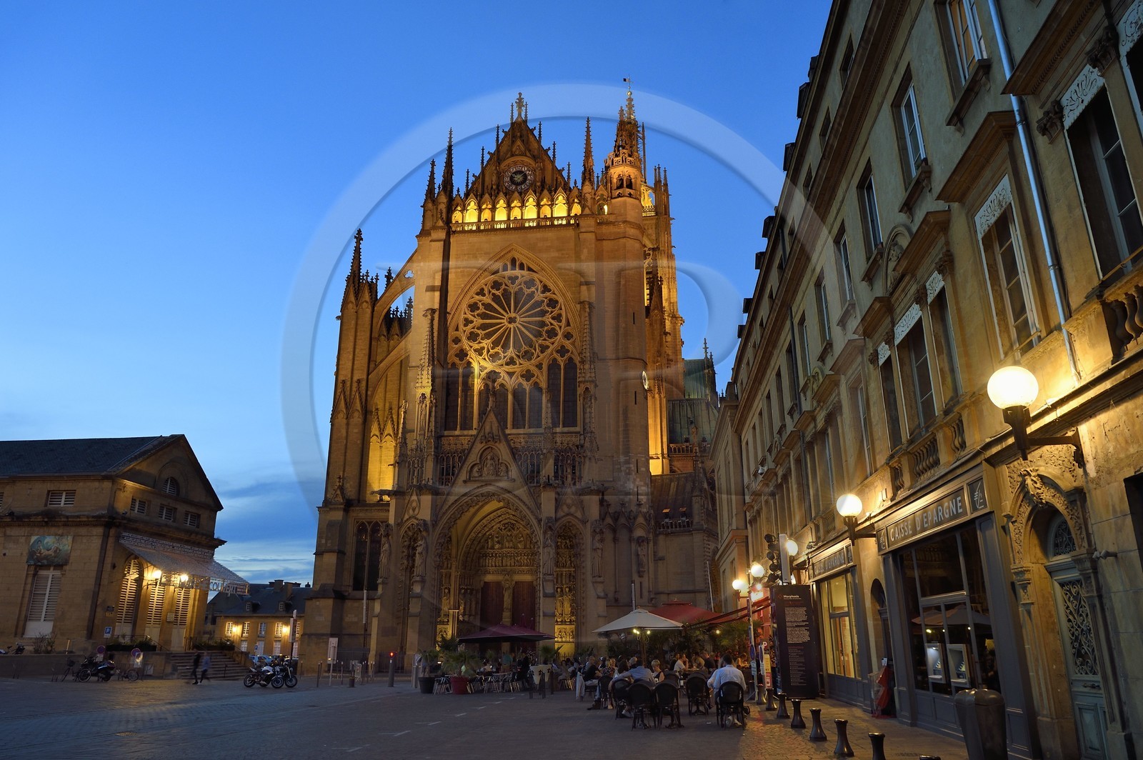 France, Moselle, Metz, Saint Etienne cathedral in pierre de Jaumont (stone of Jaumont), western facade above the main portal (Virgin portal) and Café terrace place Jean Paul 2