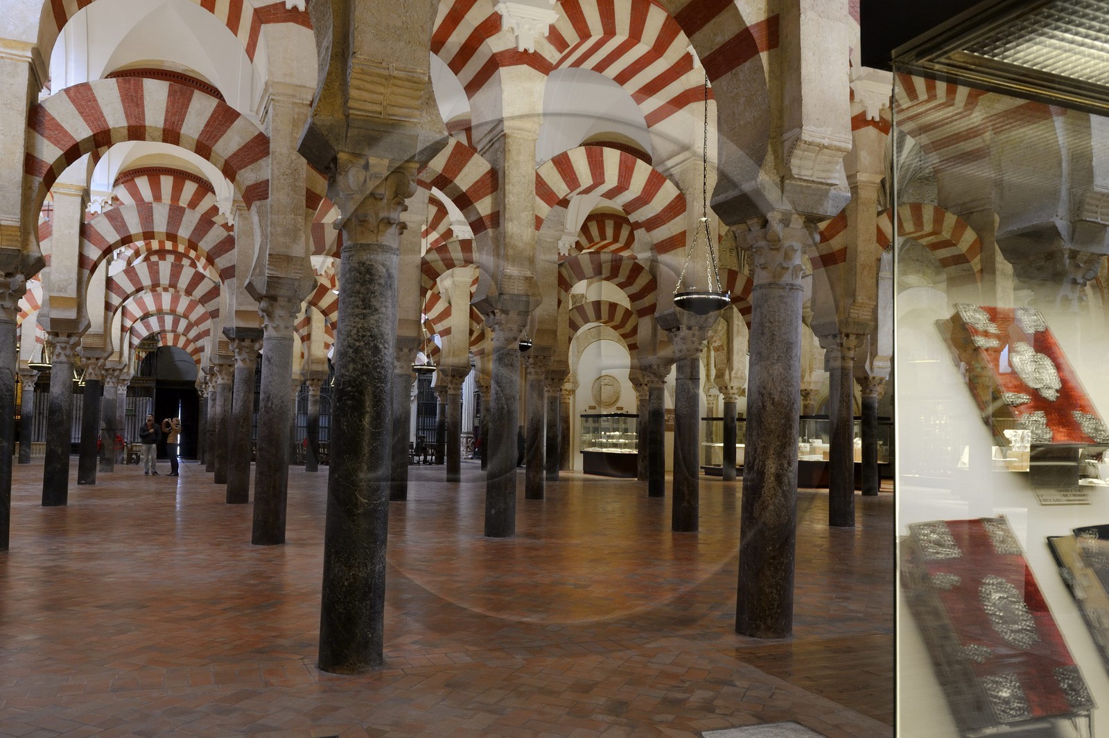 Espagne, Andalousie, Cordoue, centre historique classé Patrimoine Mondial de l'UNESCO, la Mezquita, mosquée-cathédrale, la forêt d'arcs et de colonnades illustre la monumentalité de l'Art omeyyade de Cordoue