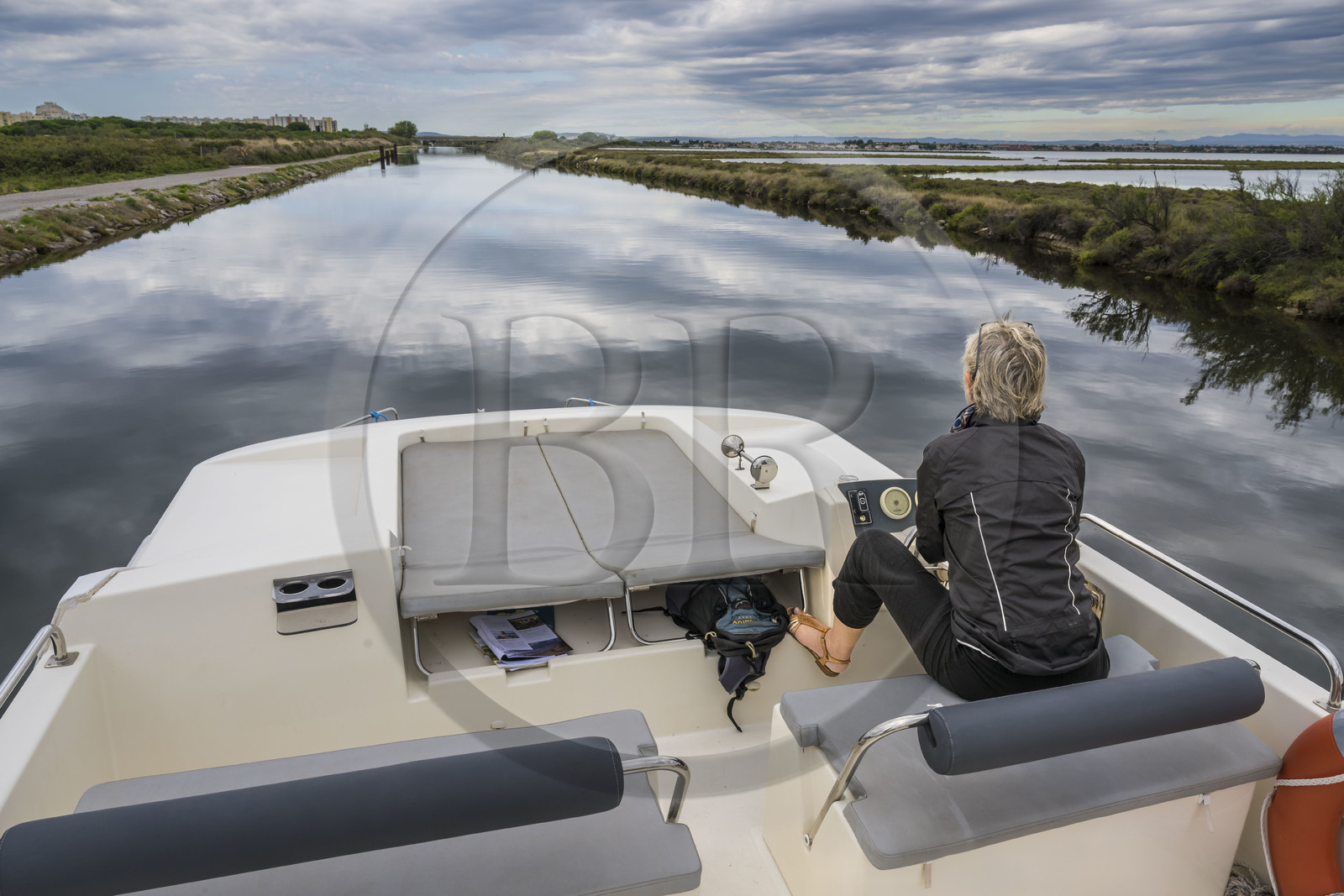 France, Hérault (34), La Grande-Motte, navigation d'un bateau de plaisance Le Boat sur le canal du Rhône à Sète en bordure de l'étang de l'Or
